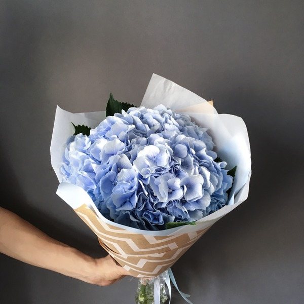букет невесты из голубой гортензии