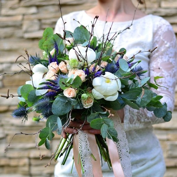 букет-растрепыш в руках невесты