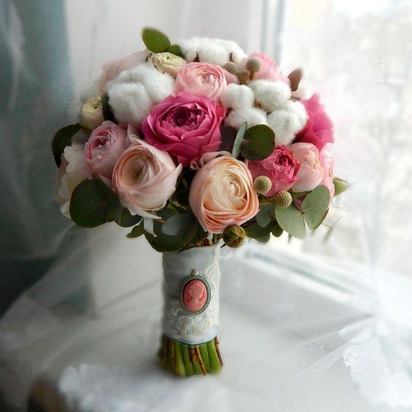 букет с хлопком на подоконнике