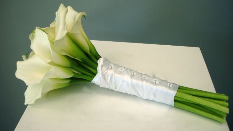 Букет с каллами, украшенный шелковой лентой и бусинами