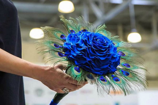 Букет с павлиньими перьями 2
