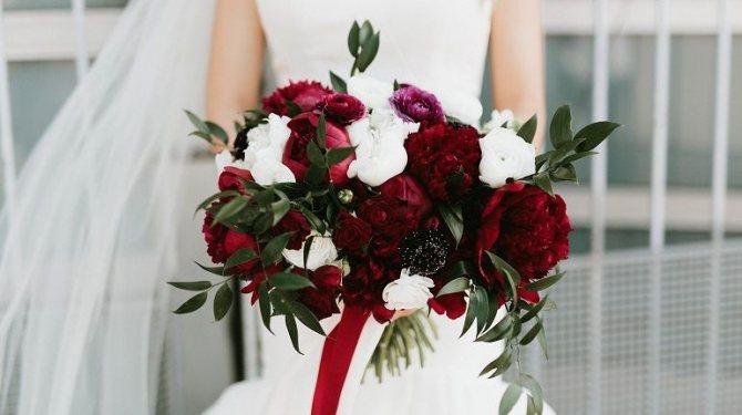 Букет в цвете марсала