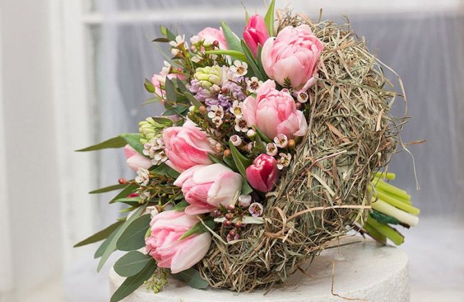 Букеты из тюльпанов на 8 марта