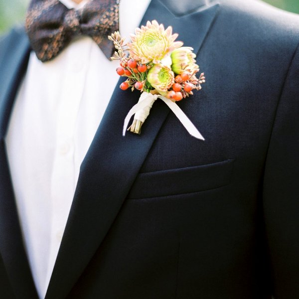 бутоньерка на темном пиджаке