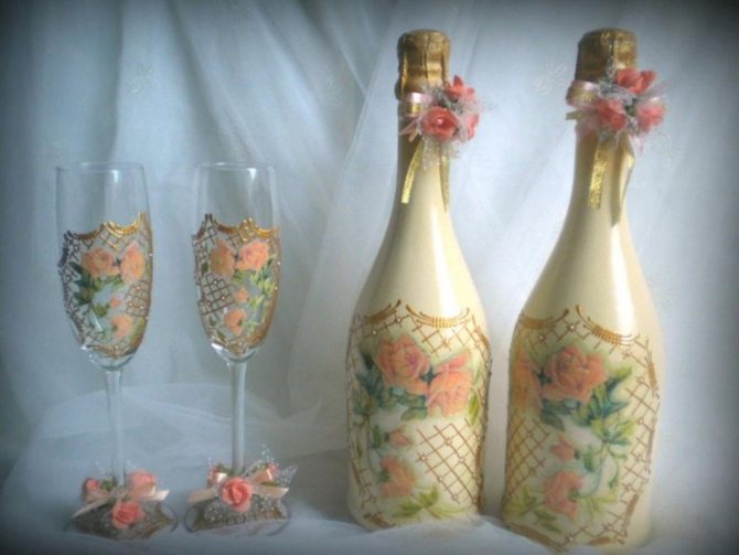 Бутылки и бокалы, украшенные лентами и цветами по технике декупаж