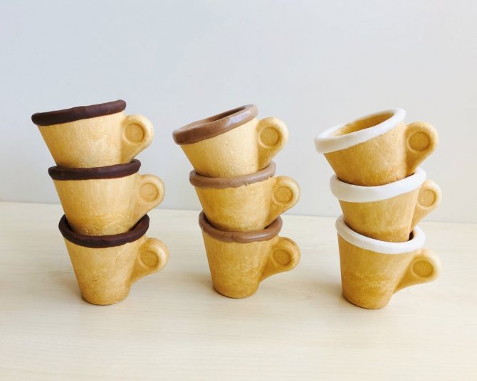 Чашки-печенье. Однако, не стоит наливать напитки сразу в чашку, лучше делать это непосредственно перед подачей, чтобы чашки не размокли. Также чашки можно наполнять мороженным.