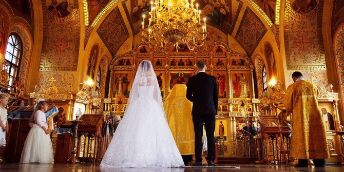 Часто совмещают венчание с росписью в ЗАГСе