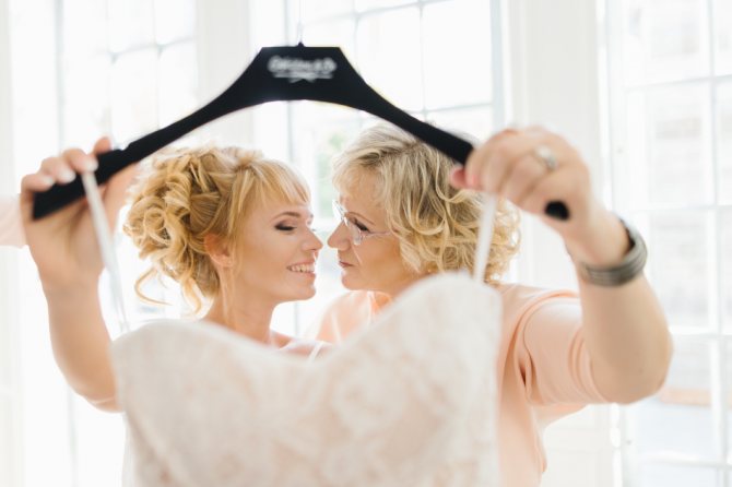 Часто в суете забывают о подготовке пригласительных для самых близких и родных людей - для родителей