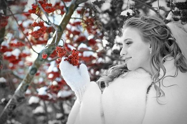 Черно-белая фотография невесты с гроздью рябины