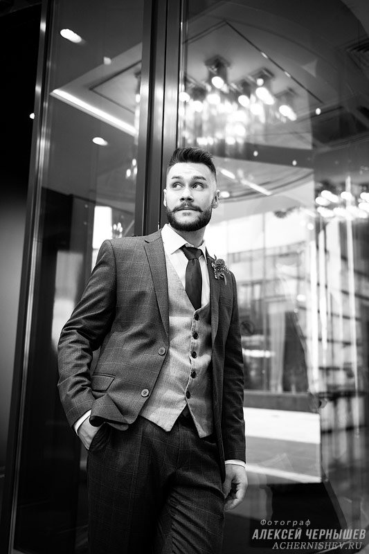 черно-белое фото жениха