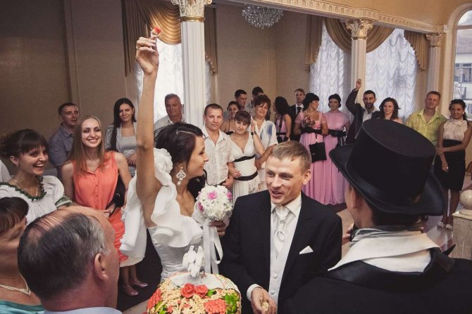 Что подарить на розовую свадьбу мужу, жене, друзьям: идеи подарков