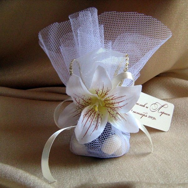 что такое бонбоньерка на свадьбу для гостей