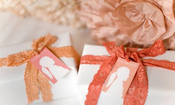 что же подарить на коралловую свадьбу