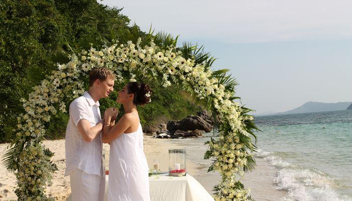 Цветочная арка в случае празднования на природе