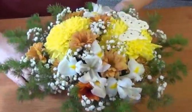Цветочная композиция с ирисами