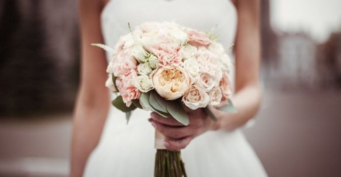 Цветочная композиция в пастельных тонах