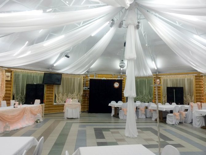 Цветовая гамма ткани позволяет дополнить выбранный стиль свадьбы. От классической белой, до модерна.