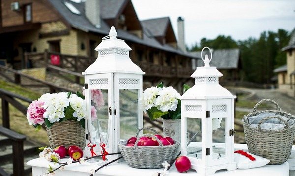 Цветы и дизайнерские придумки делают праздник особенным. Фото с сайта floristudio.nethouse.ru