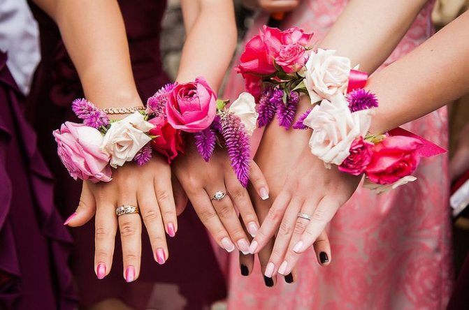 цветы на руку подружкам невесты 8