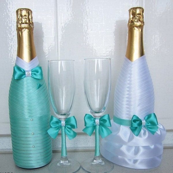 декор бутылок молодых на свадьбе