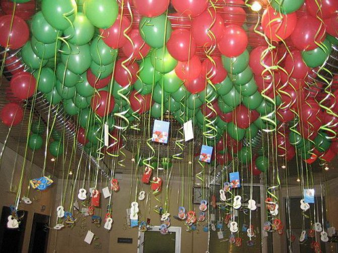 Декор классного кабинета шарами под потолком (на конец серпантина можно прикрепить поздравительные открытки)