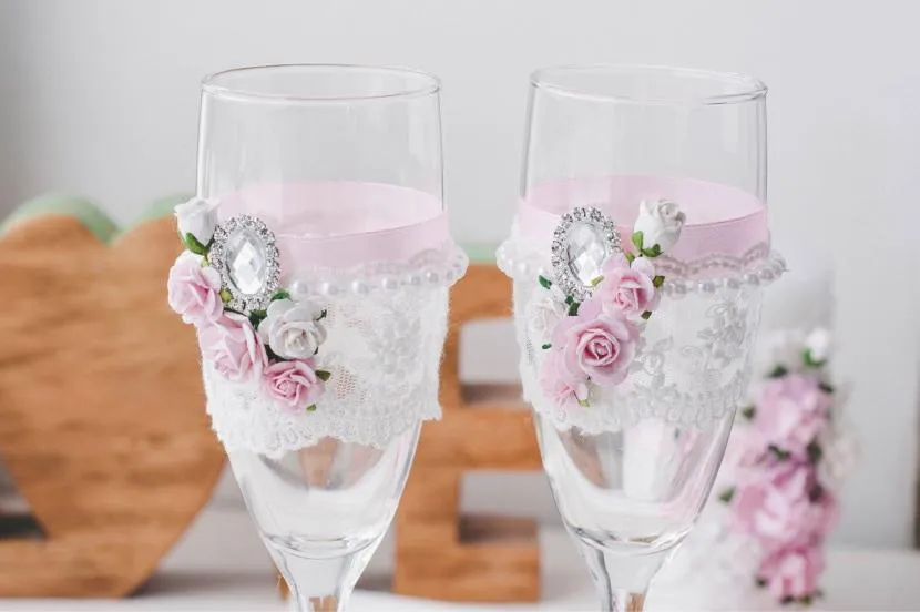 Декор с брошью и розами