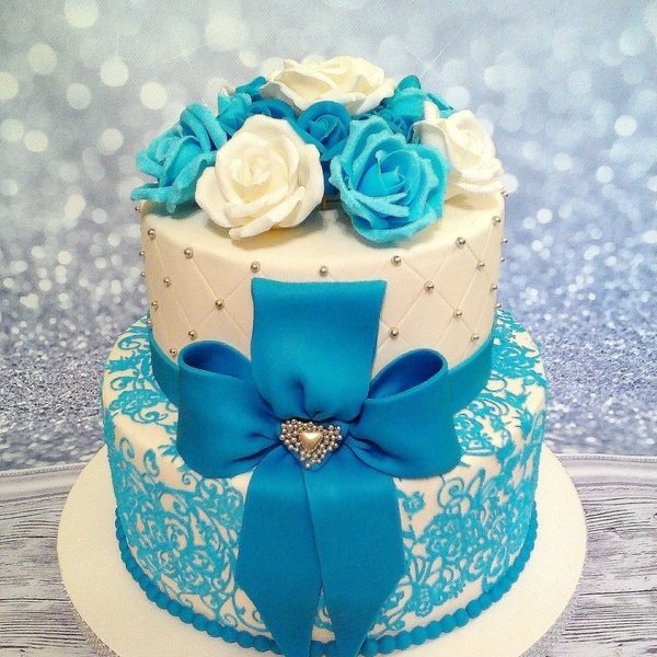 декор синими цветами для свадебного торта