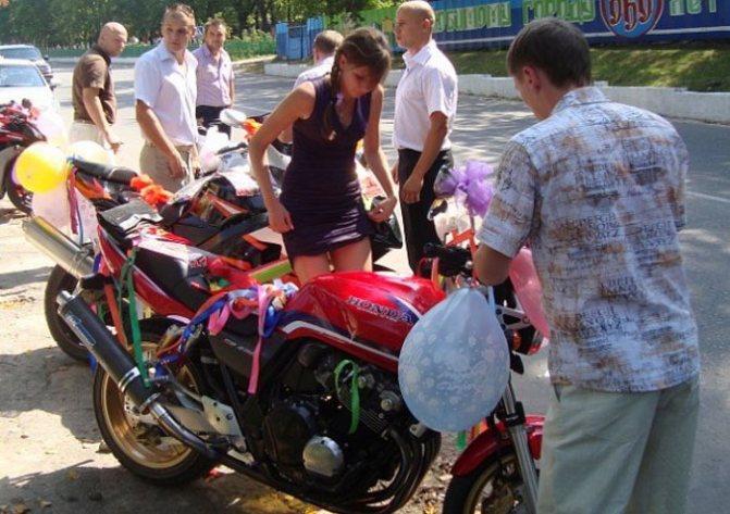 Декор свадебного мотоцикла молодоженов