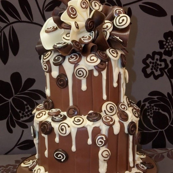 декорированный шоколадом торт на свадьбу
