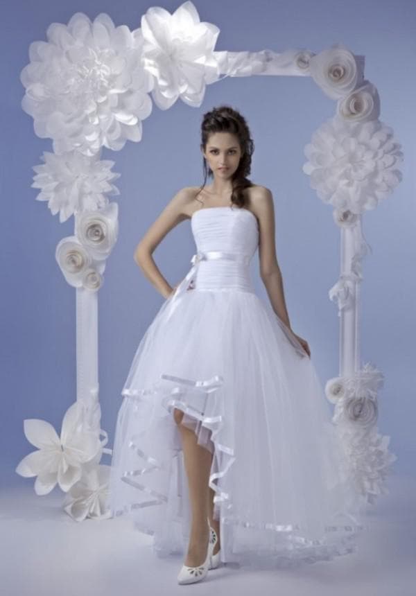 Демократичное платье невесты короткое спереди длинное сзади