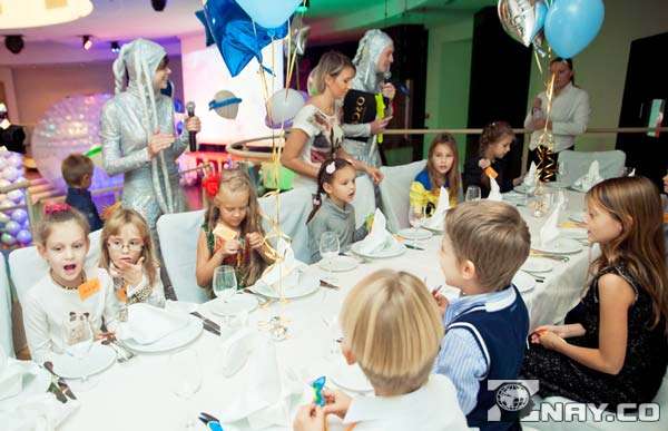 Дети сидят за столом - празднуют 13-летие