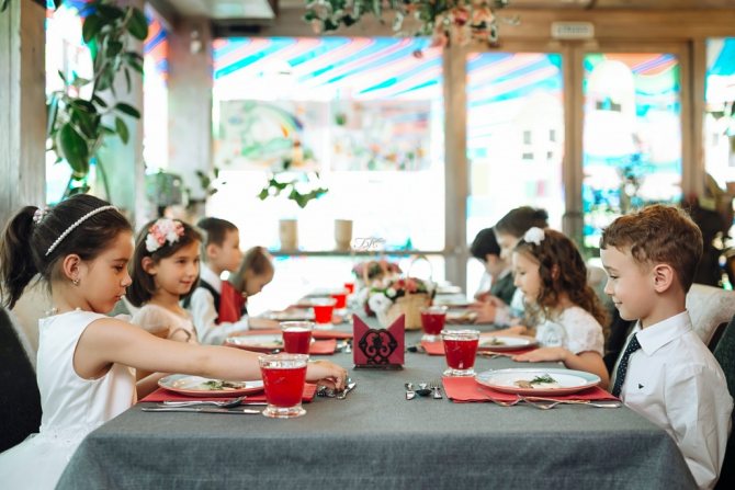 Дети за столом