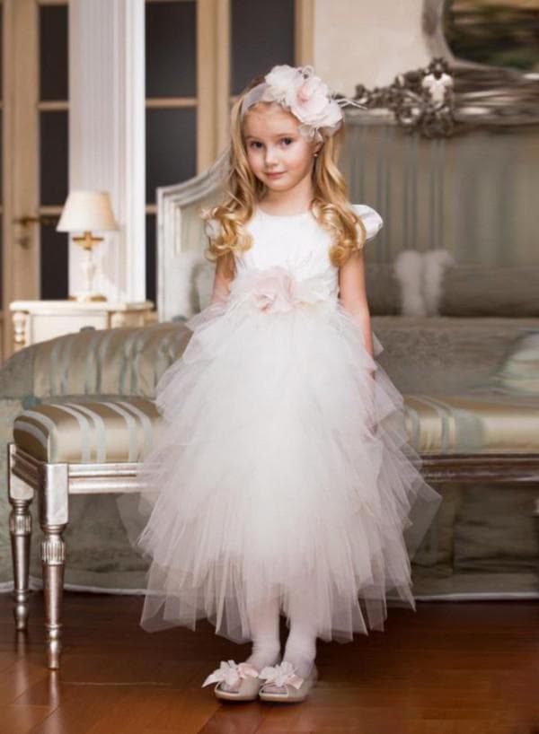 Девочка 10 лет в платье на свадебном торжестве