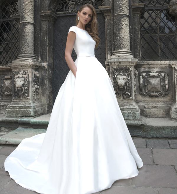 Девушка меряет платье перед свадьбой