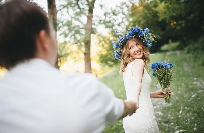 Девушка с венком