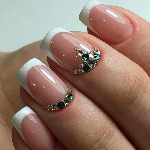 дизайн с камнями на свадебном маникюре