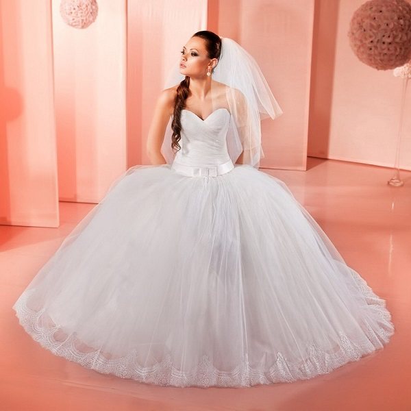 Длинное свадебное платье на невесте