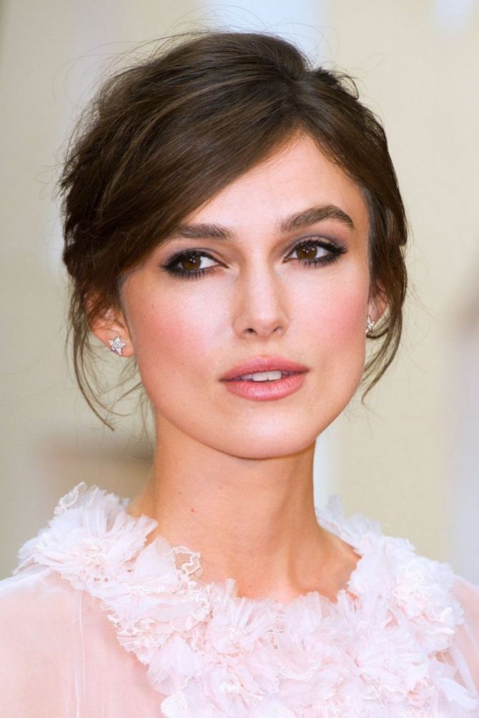 Длинные волосы в пучок с боковым пробором