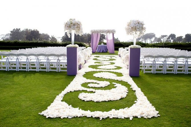 Дорожка из белых лепестков