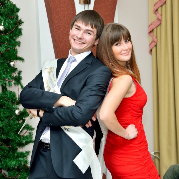 дружка с боярином на выкупе туфли невесты