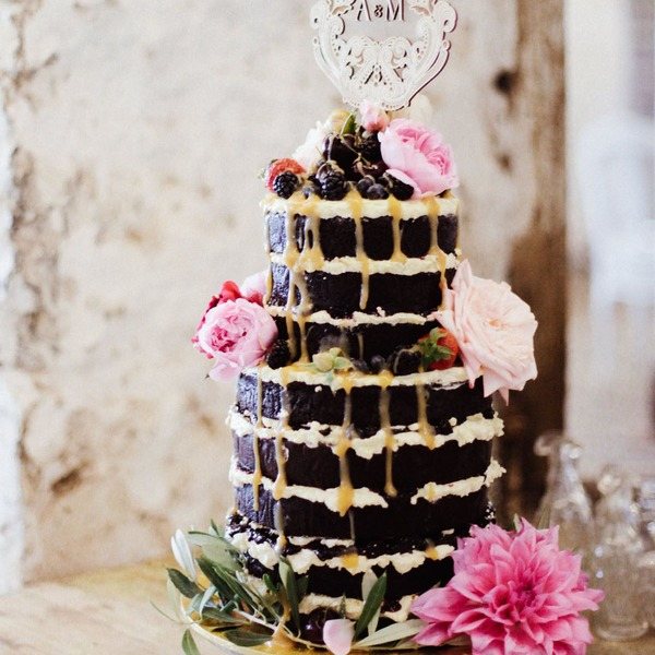 двухярусный свадебный торт с муссом