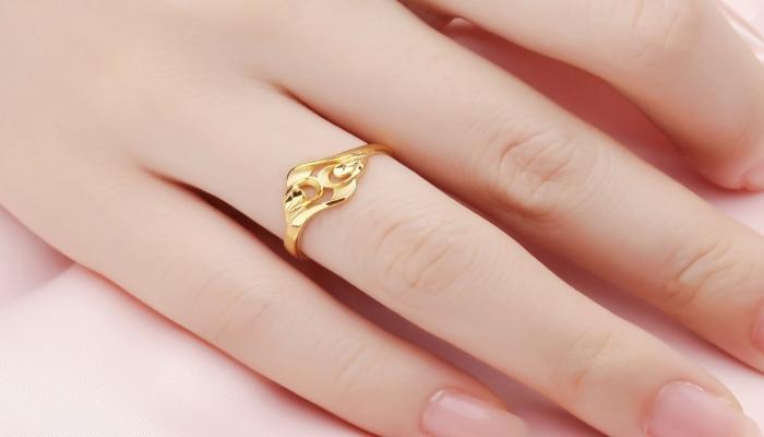 Эффектное позолоченное кольцо ажурной формы на женском пальце
