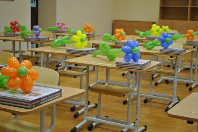 Еще один способ украсить класс и сделать подарки детям: разложить цветы из шариков на каждую парту