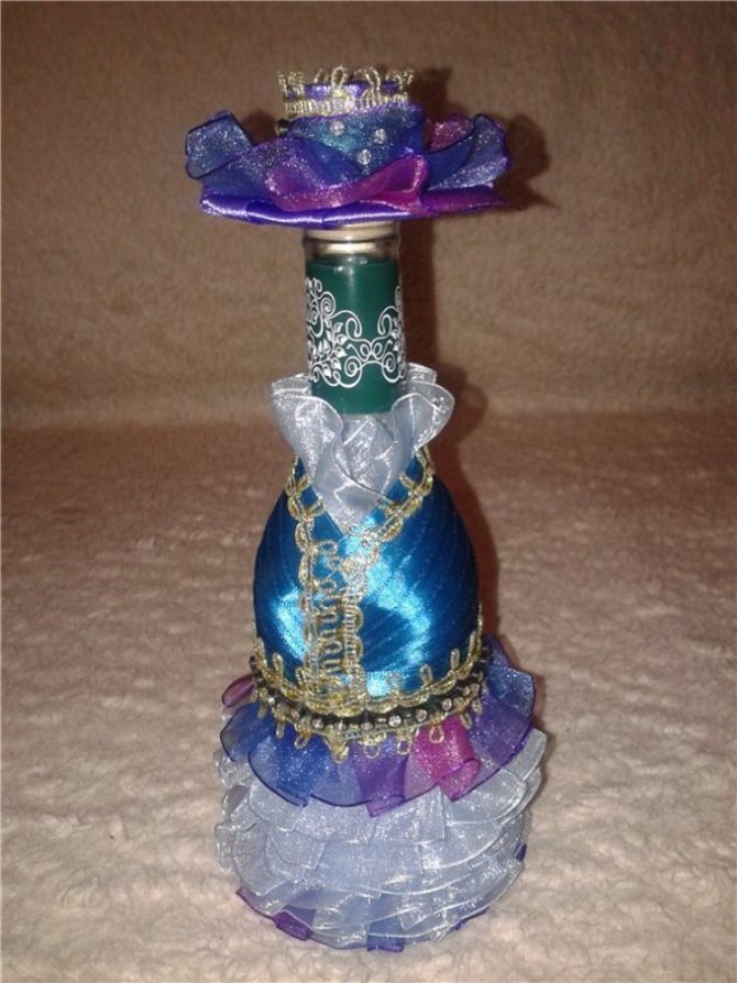 Ещё один вариант декупажа лентами в виде дамского гардероба