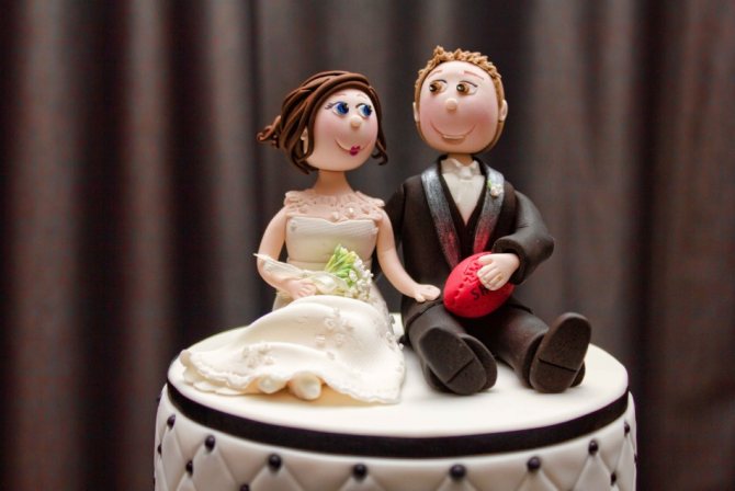 Фигурка жениха и невесты в виде персонажей из мультфильмов