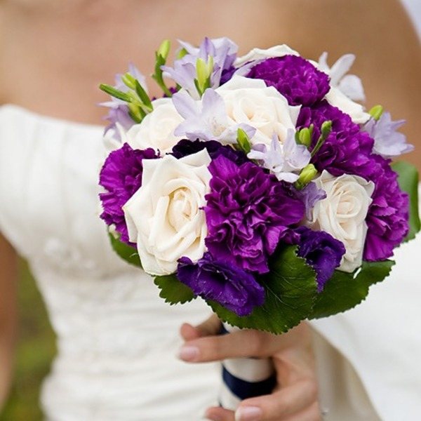 фиолетовые и белые цветы в букете невесты