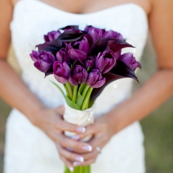 фиолетовый букет под белое свадебное платье
