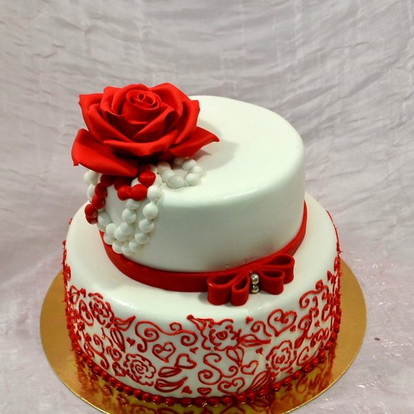 фото белого свадебного торта с красными кружевами