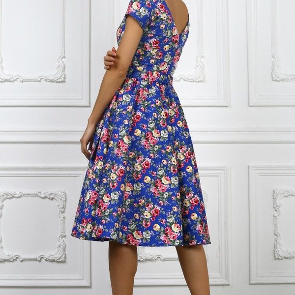 фото девушки-гостя в красивом платье на свадьбе