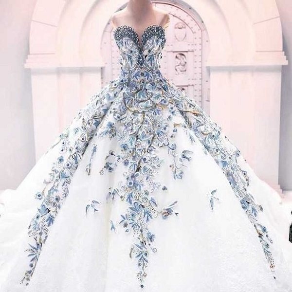 Фото дизайнерского свадебного платья в виде павлина